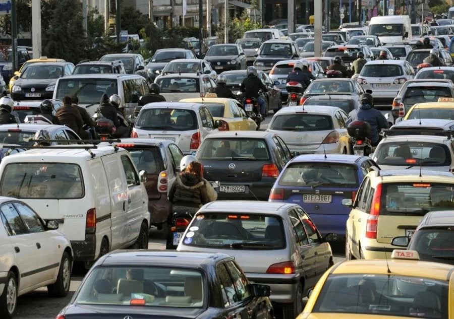 Μεγάλο μποτιλιάρισμα λόγω ανατροπής ΙΧ στην άνοδο της Συγγρού